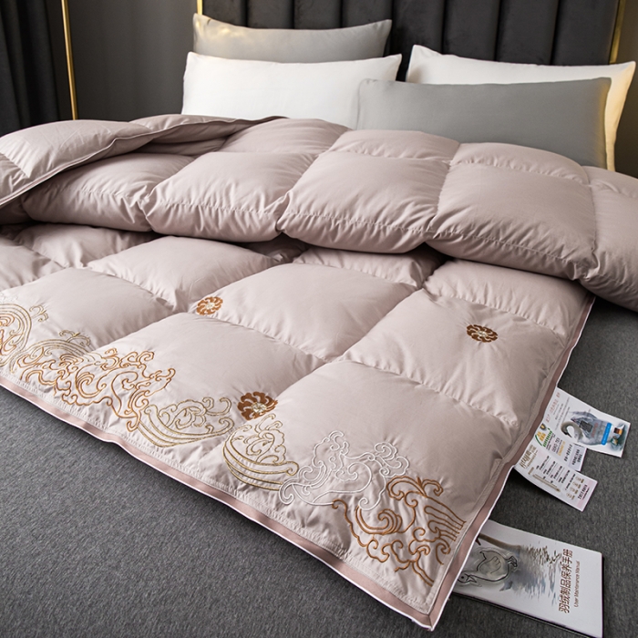 91家纺网 家纺一手货源 找家纺 俏企鹅 2025新款绣花款-100s贡缎全棉白鹅绒被 粉咖
