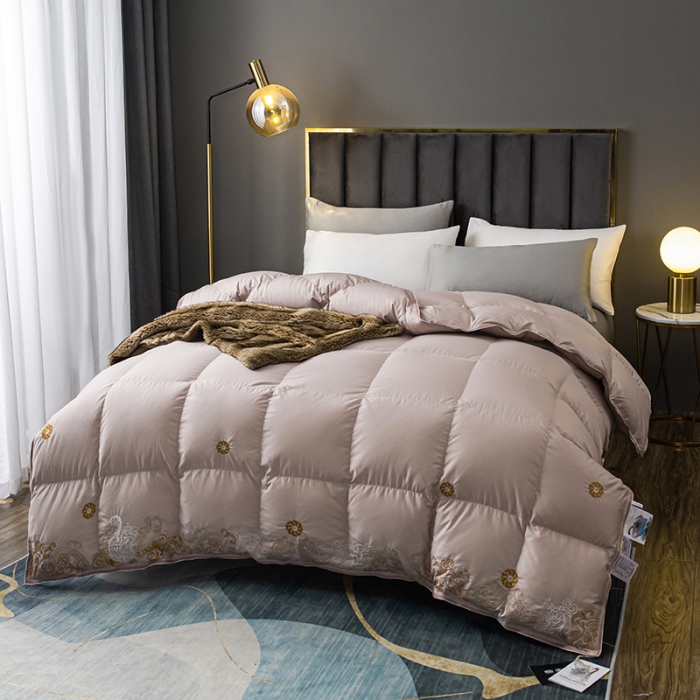 91家纺网 家纺一手货源 找家纺 俏企鹅 2025新款绣花款-100s贡缎全棉白鹅绒被 粉咖