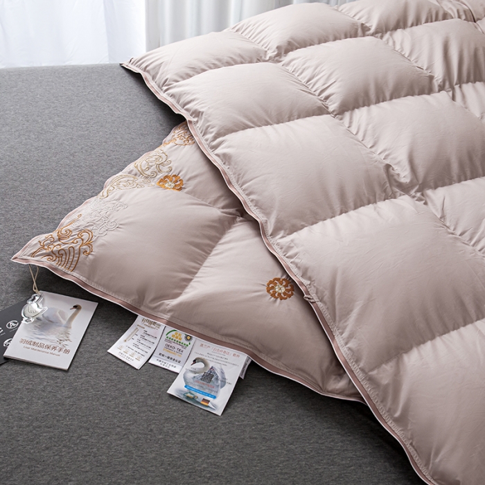 91家纺网 家纺一手货源 找家纺 俏企鹅 2025新款绣花款-100s贡缎全棉白鹅绒被 粉咖