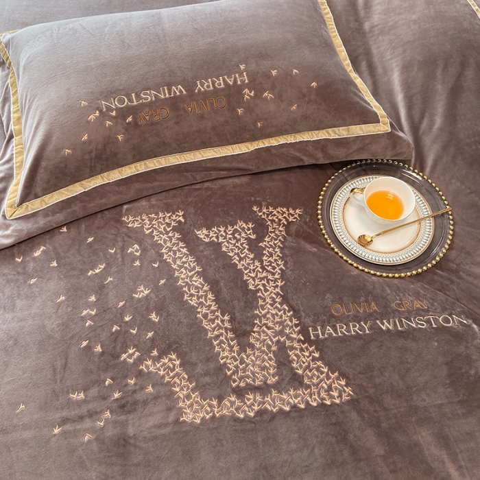 91家纺网 家纺一手货源 找家纺 2021新款高克重婴儿绒轻奢风刺绣四件套 ｖ－ｌｏｖｅ咖啡色