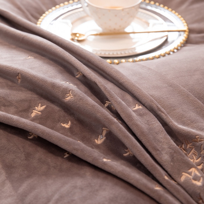 91家纺网 家纺一手货源 找家纺 2021新款高克重婴儿绒轻奢风刺绣四件套 ｖ－ｌｏｖｅ咖啡色