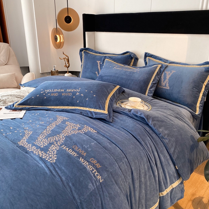 91家纺网 家纺一手货源 找家纺 2021新款高克重婴儿绒轻奢风刺绣四件套 ｖ－ｌｏｖｅ蓝色