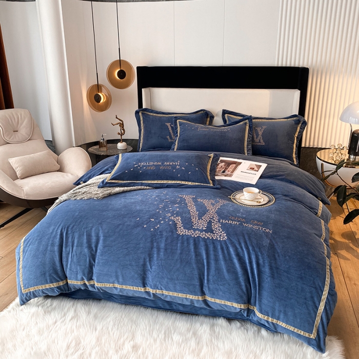 91家纺网 家纺一手货源 找家纺 2021新款高克重婴儿绒轻奢风刺绣四件套 ｖ－ｌｏｖｅ蓝色