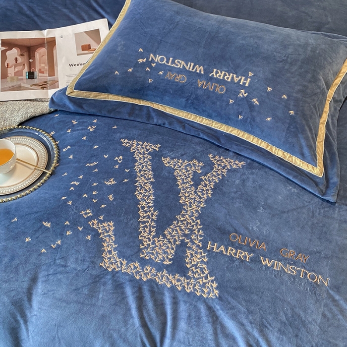 91家纺网 家纺一手货源 找家纺 2021新款高克重婴儿绒轻奢风刺绣四件套 ｖ－ｌｏｖｅ蓝色