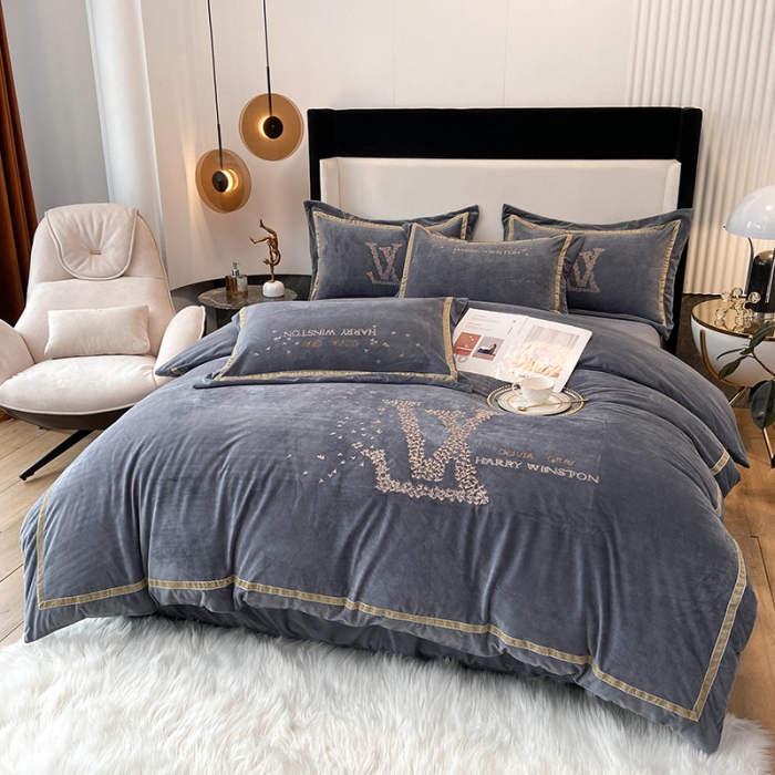 91家纺网 家纺一手货源 找家纺 2021新款高克重婴儿绒轻奢风刺绣四件套 ｖ－ｌｏｖｅ深灰色