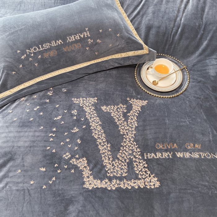 91家纺网 家纺一手货源 找家纺 2021新款高克重婴儿绒轻奢风刺绣四件套 ｖ－ｌｏｖｅ深灰色