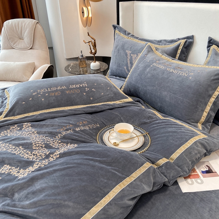 91家纺网 家纺一手货源 找家纺 2021新款高克重婴儿绒轻奢风刺绣四件套 ｖ－ｌｏｖｅ深灰色