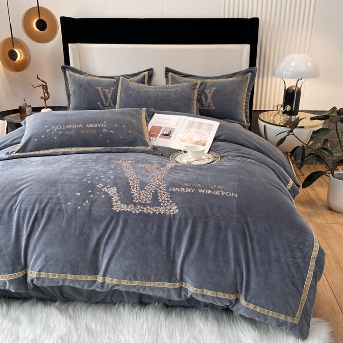 91家纺网 家纺一手货源 找家纺 2021新款高克重婴儿绒轻奢风刺绣四件套 ｖ－ｌｏｖｅ深灰色