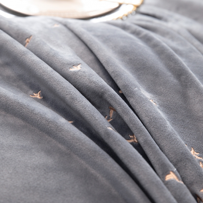 91家纺网 家纺一手货源 找家纺 2021新款高克重婴儿绒轻奢风刺绣四件套 ｖ－ｌｏｖｅ深灰色