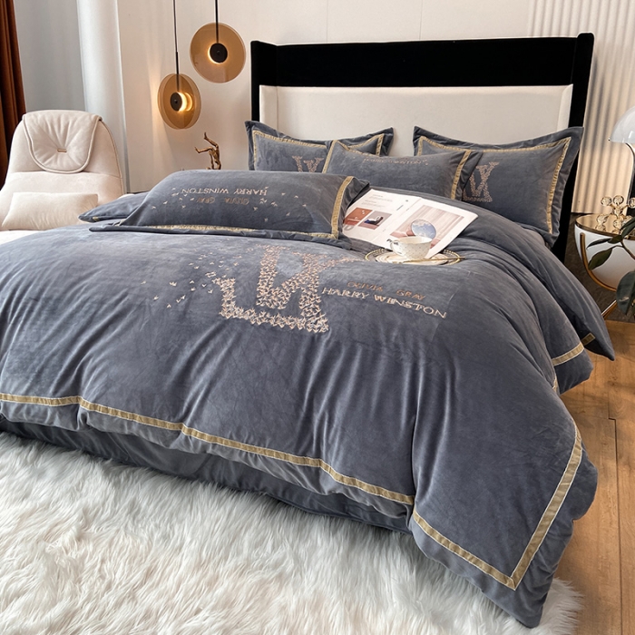 91家纺网 家纺一手货源 找家纺 2021新款高克重婴儿绒轻奢风刺绣四件套 ｖ－ｌｏｖｅ深灰色