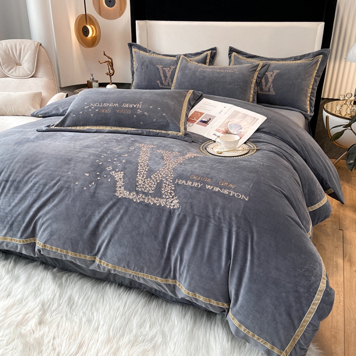 91家纺网 家纺一手货源 找家纺 2021新款高克重婴儿绒轻奢风刺绣四件套 ｖ－ｌｏｖｅ深灰色