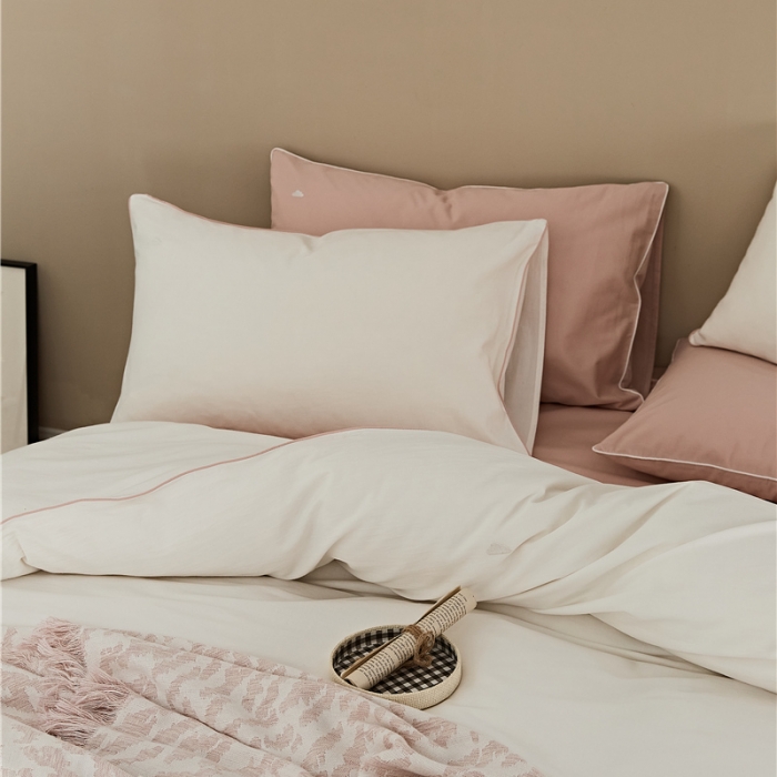 91家纺网 家纺一手货源 找家纺 新款加厚磨毛云朵绣花四件套 慕白色