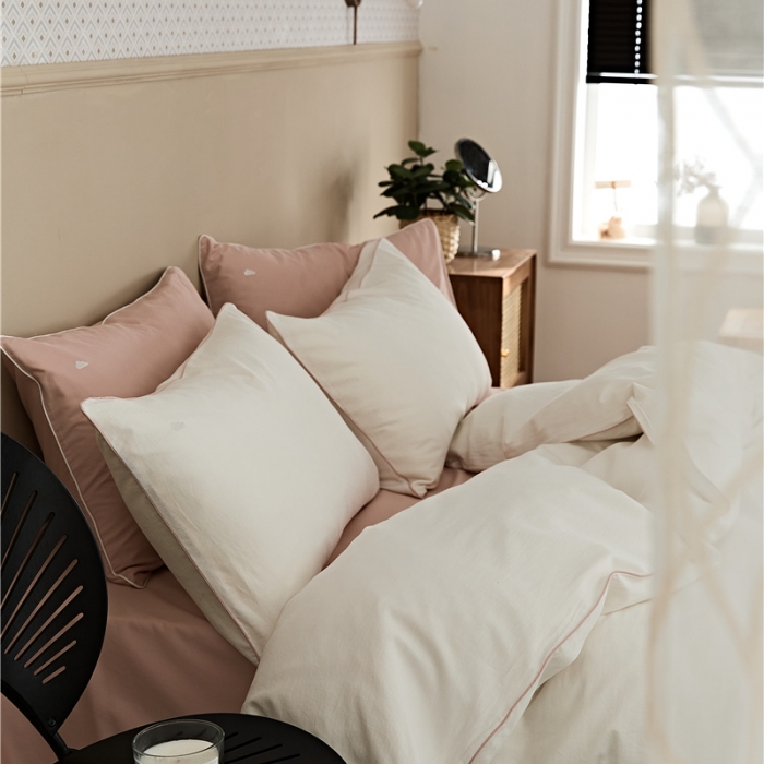 91家纺网 家纺一手货源 找家纺 新款加厚磨毛云朵绣花四件套 慕白色