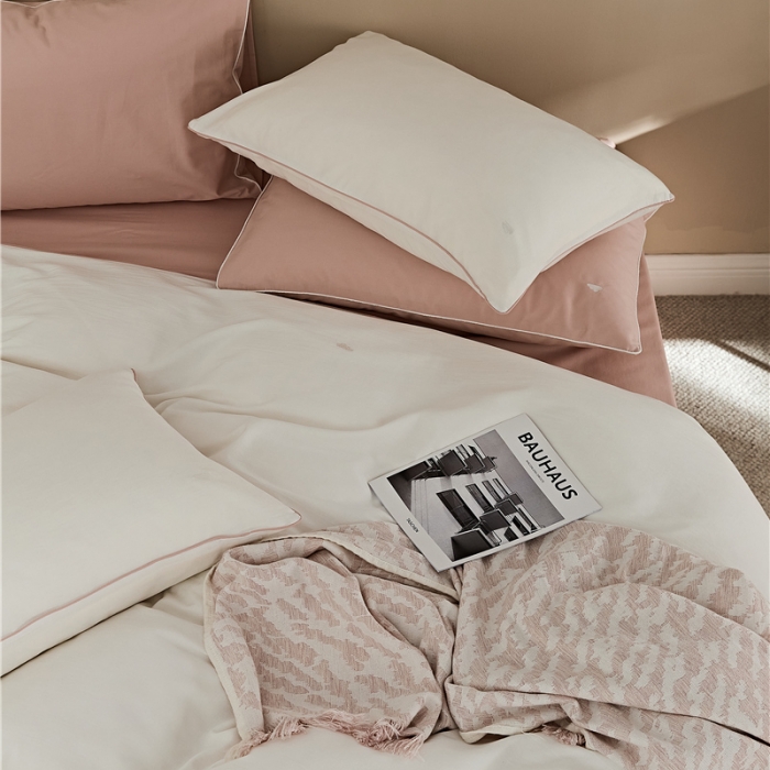 91家纺网 家纺一手货源 找家纺 新款加厚磨毛云朵绣花四件套 慕白色