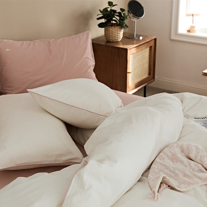 91家纺网 家纺一手货源 找家纺 新款加厚磨毛云朵绣花四件套 慕白色