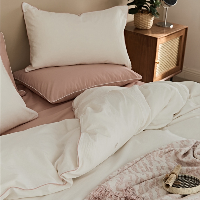 91家纺网 家纺一手货源 找家纺 新款加厚磨毛云朵绣花四件套 慕白色