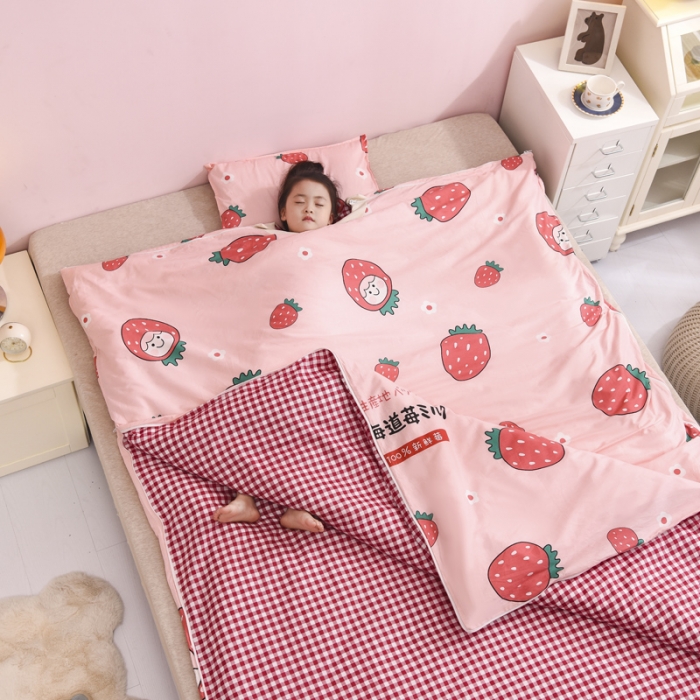 91家纺网 家纺一手货源 找家纺 吉咪兔家纺 2022新款全棉卡通大童睡袋防踢被 大草莓