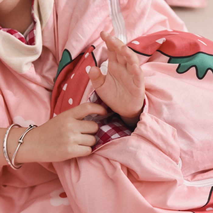 91家纺网 家纺一手货源 找家纺 吉咪兔家纺 2022新款全棉卡通大童睡袋防踢被 大草莓