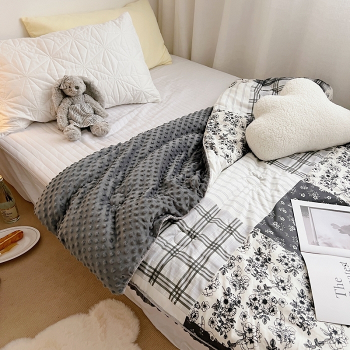 91家纺网 家纺一手货源 找家纺 星期八2021新款豆豆被冬被 黑茶方格