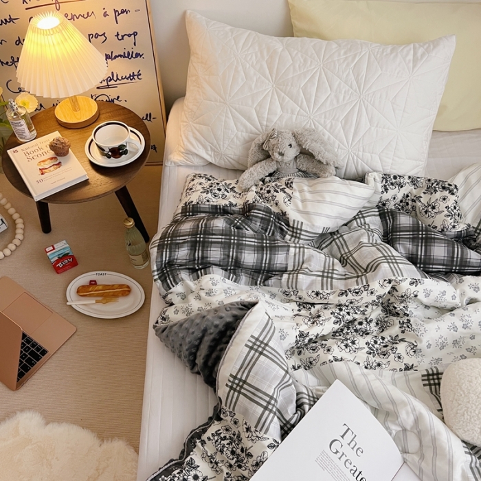 91家纺网 家纺一手货源 找家纺 星期八2021新款豆豆被冬被 黑茶方格