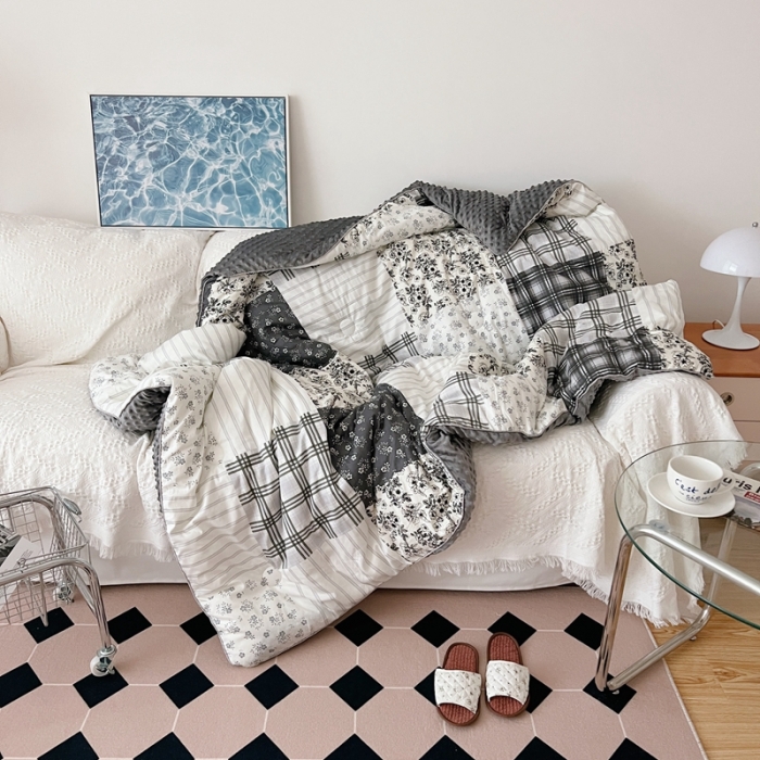 91家纺网 家纺一手货源 找家纺 星期八2021新款豆豆被冬被 黑茶方格