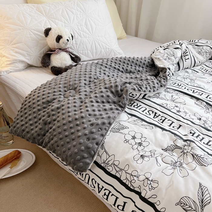 91家纺网 家纺一手货源 找家纺 星期八2021新款豆豆被冬被 黑茶竖条