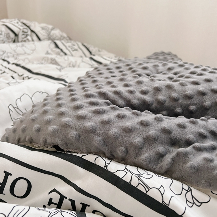 91家纺网 家纺一手货源 找家纺 星期八2021新款豆豆被冬被 黑茶竖条