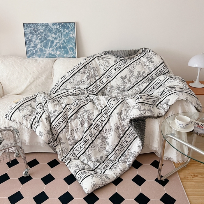 91家纺网 家纺一手货源 找家纺 星期八2021新款豆豆被冬被 黑茶竖条