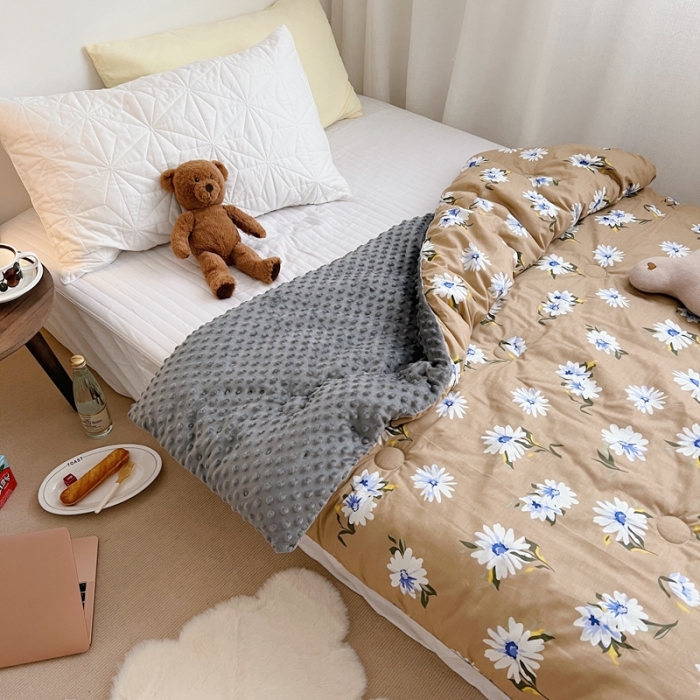 91家纺网 家纺一手货源 找家纺 星期八2021新款豆豆被冬被 咖色花