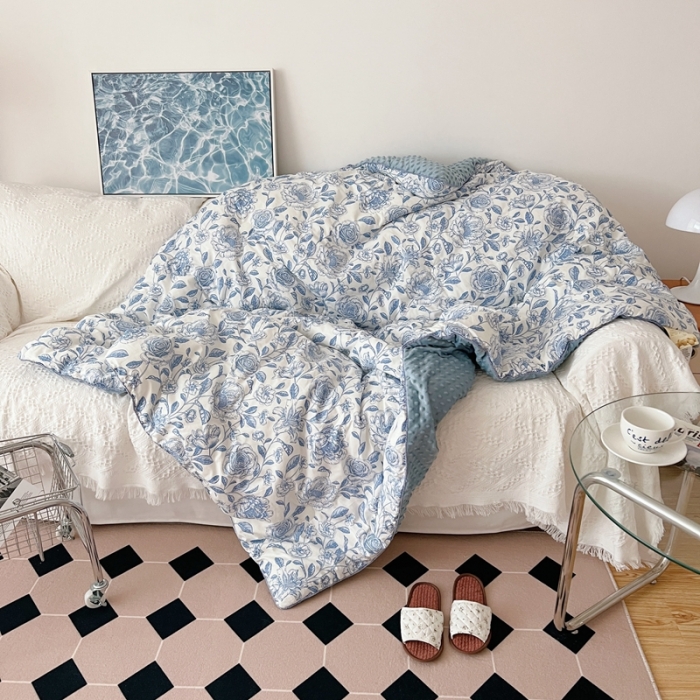 91家纺网 家纺一手货源 找家纺 星期八2021新款豆豆被冬被 山茶花蓝