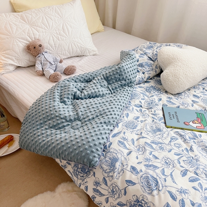 91家纺网 家纺一手货源 找家纺 星期八2021新款豆豆被冬被 山茶花蓝