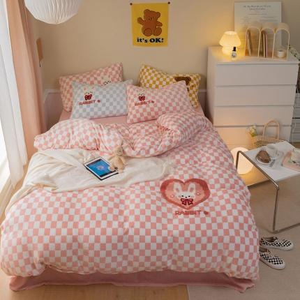 91家纺网 家纺一手货源 找家纺 澳梵家居 2021新款ins风牛奶绒棋盘格毛巾绣四件套 粉格兔兔