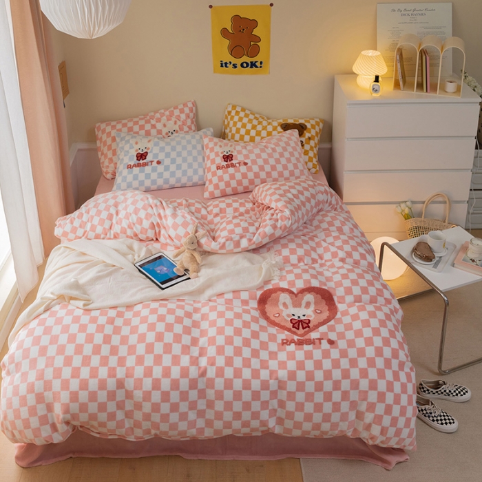 91家纺网 家纺一手货源 找家纺 澳梵家居 2021新款ins风牛奶绒棋盘格毛巾绣四件套 粉格兔兔