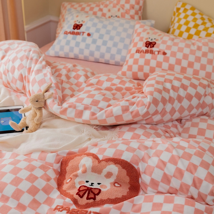 91家纺网 家纺一手货源 找家纺 澳梵家居 2021新款ins风牛奶绒棋盘格毛巾绣四件套 粉格兔兔