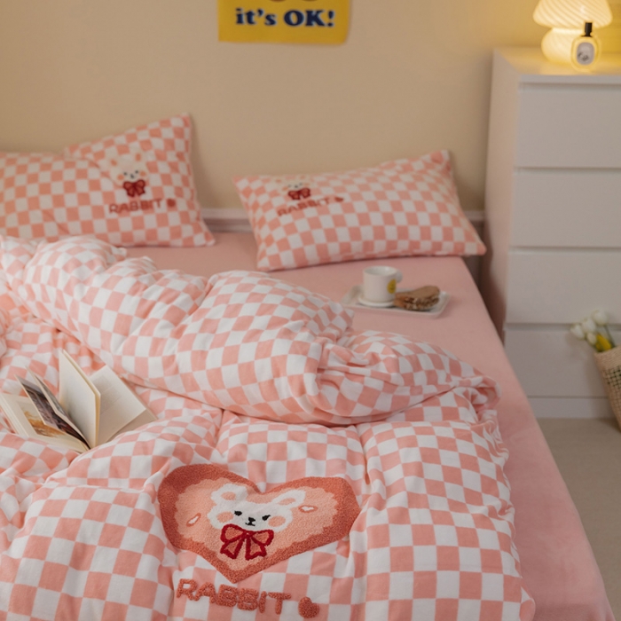 91家纺网 家纺一手货源 找家纺 澳梵家居 2021新款ins风牛奶绒棋盘格毛巾绣四件套 粉格兔兔