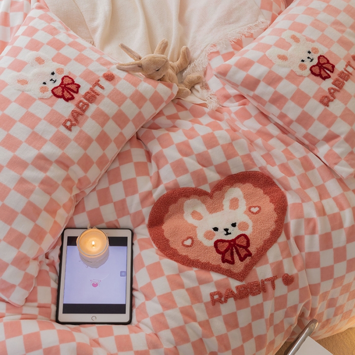 91家纺网 家纺一手货源 找家纺 澳梵家居 2021新款ins风牛奶绒棋盘格毛巾绣四件套 粉格兔兔