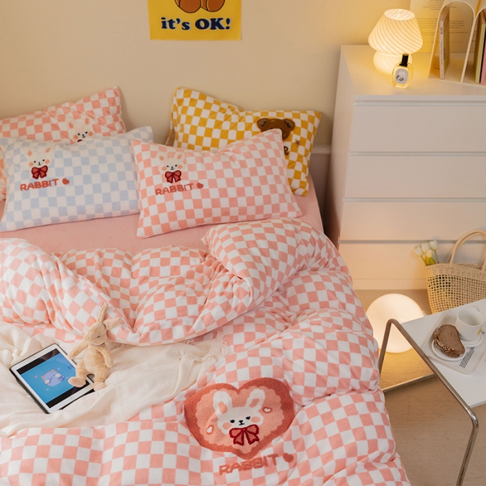 91家纺网 家纺一手货源 找家纺 澳梵家居 2021新款ins风牛奶绒棋盘格毛巾绣四件套 粉格兔兔