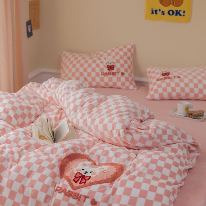 91家纺网 家纺一手货源 找家纺 澳梵家居 2021新款ins风牛奶绒棋盘格毛巾绣四件套 粉格兔兔