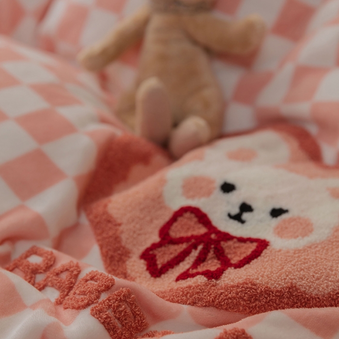 91家纺网 家纺一手货源 找家纺 澳梵家居 2021新款ins风牛奶绒棋盘格毛巾绣四件套 粉格兔兔