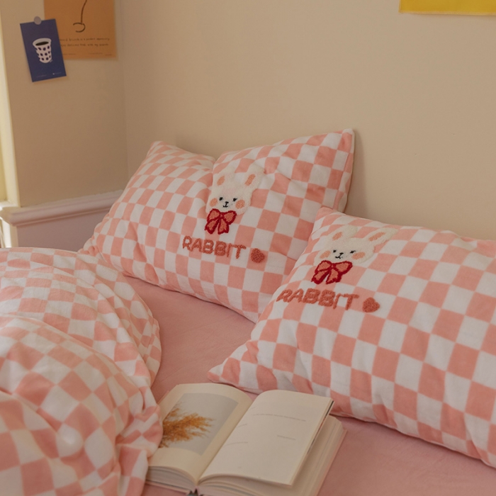 91家纺网 家纺一手货源 找家纺 澳梵家居 2021新款ins风牛奶绒棋盘格毛巾绣四件套 粉格兔兔