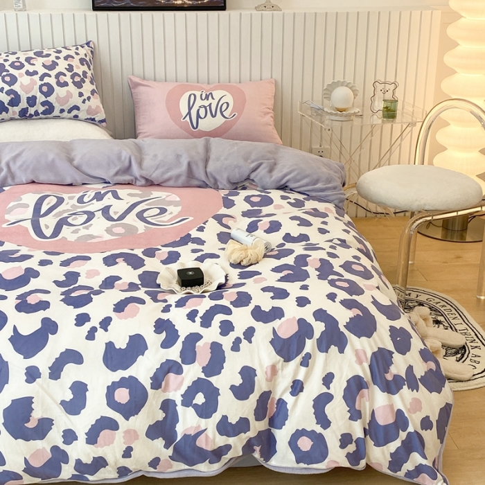 91家纺网 家纺一手货源 找家纺 昔可家纺 2021新款大版宝宝牛奶绒四件套 爱心豹纹