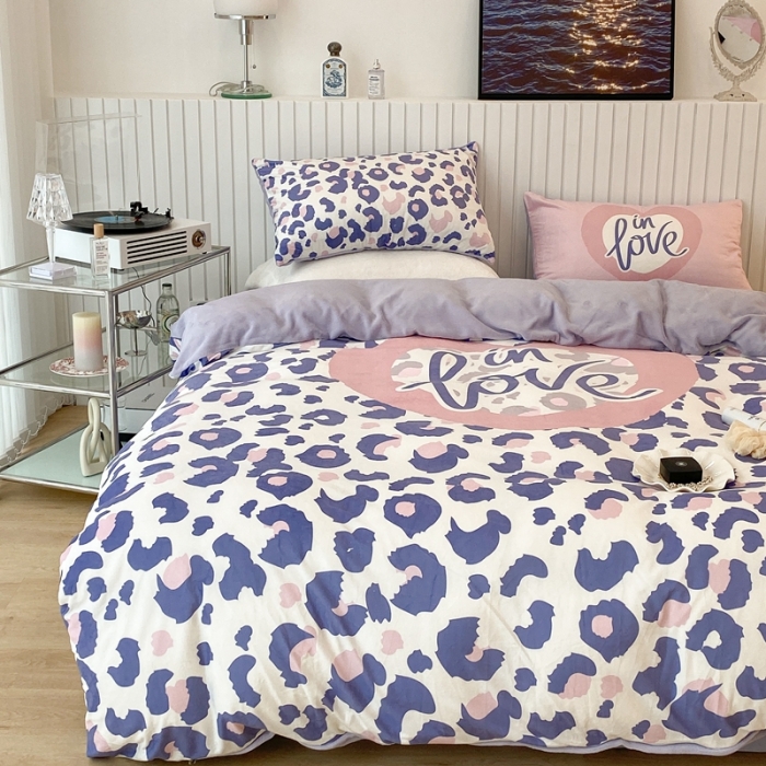 91家纺网 家纺一手货源 找家纺 昔可家纺 2021新款大版宝宝牛奶绒四件套 爱心豹纹