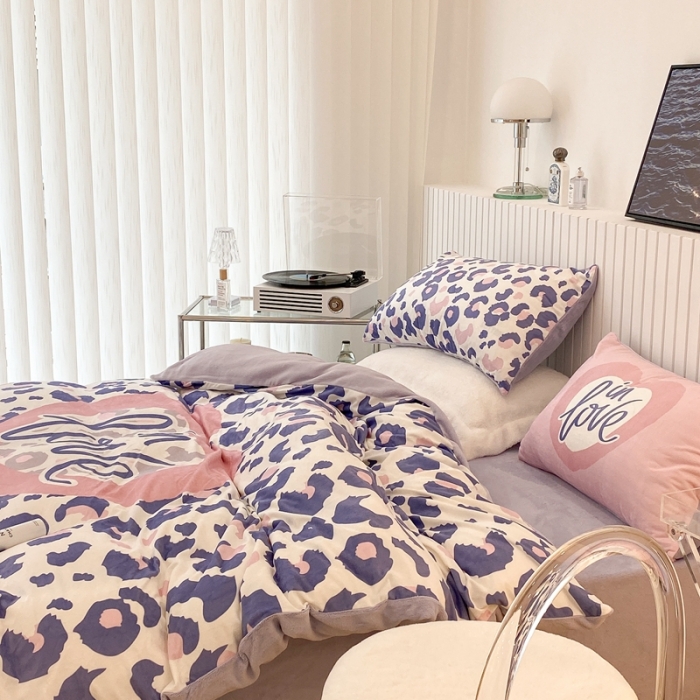 91家纺网 家纺一手货源 找家纺 昔可家纺 2021新款大版宝宝牛奶绒四件套 爱心豹纹