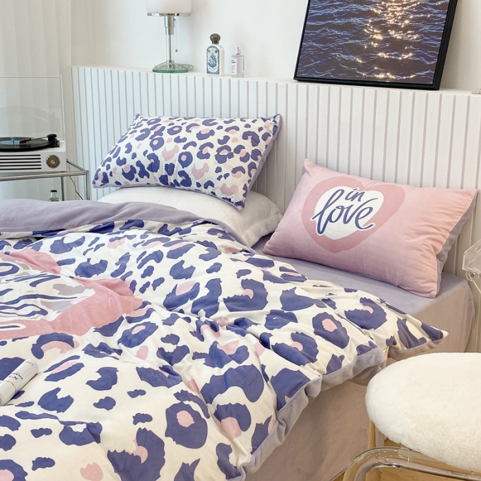 91家纺网 家纺一手货源 找家纺 昔可家纺 2021新款大版宝宝牛奶绒四件套 爱心豹纹