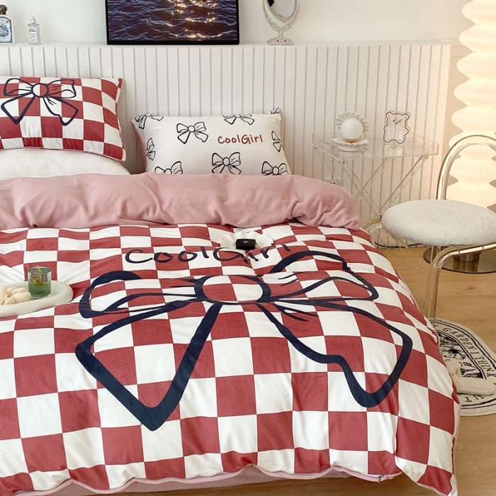 91家纺网 家纺一手货源 找家纺 昔可家纺 2021新款大版宝宝牛奶绒四件套 红色棋盘蝴蝶结