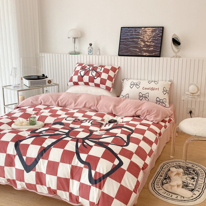 91家纺网 家纺一手货源 找家纺 昔可家纺 2021新款大版宝宝牛奶绒四件套 红色棋盘蝴蝶结