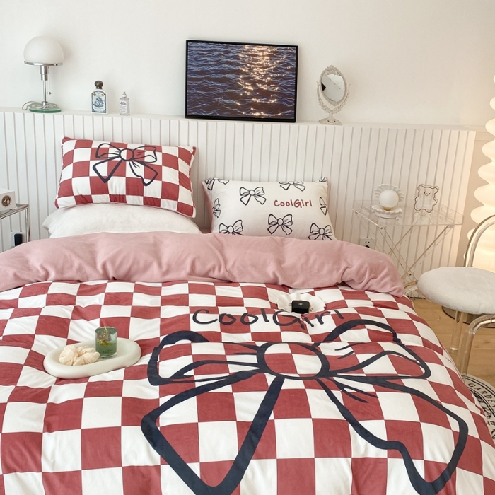 91家纺网 家纺一手货源 找家纺 昔可家纺 2021新款大版宝宝牛奶绒四件套 红色棋盘蝴蝶结
