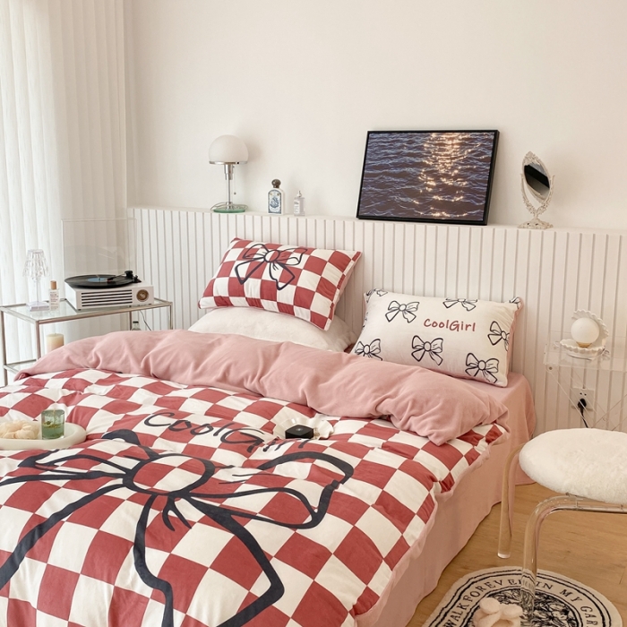 91家纺网 家纺一手货源 找家纺 昔可家纺 2021新款大版宝宝牛奶绒四件套 红色棋盘蝴蝶结