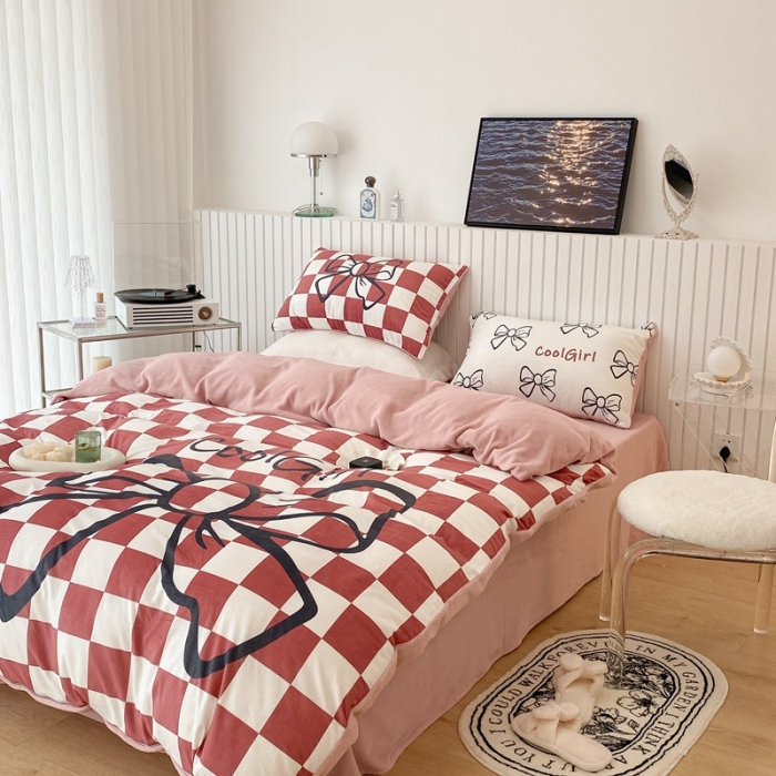 91家纺网 家纺一手货源 找家纺 昔可家纺 2021新款大版宝宝牛奶绒四件套 红色棋盘蝴蝶结