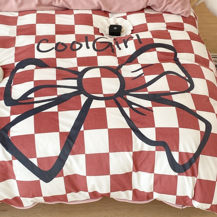 91家纺网 家纺一手货源 找家纺 昔可家纺 2021新款大版宝宝牛奶绒四件套 红色棋盘蝴蝶结